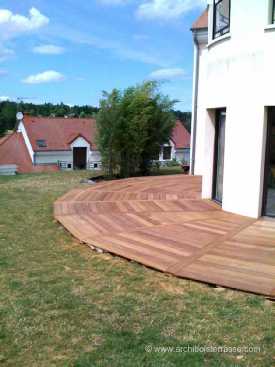 terrasse bois au design courbe en cours de chantier