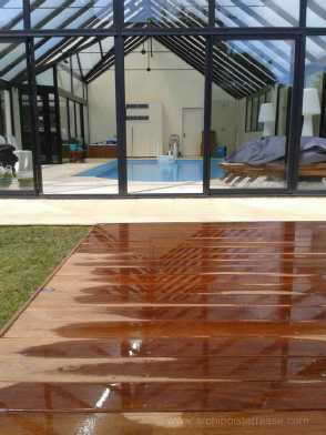 terrasse bois et piscine couverte, association verre metal et pierre